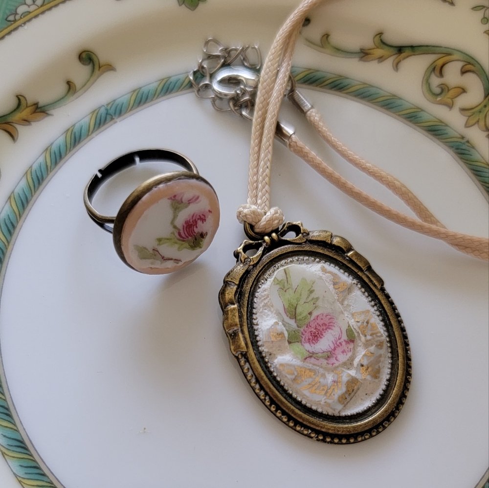 Vintage broken china jewelry 💞 handmade.